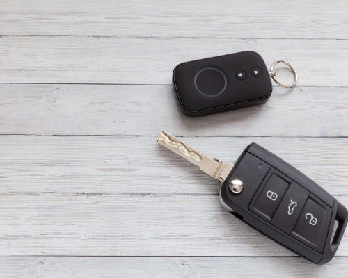 opened-car-key-with-remote-control-3AYK7SR